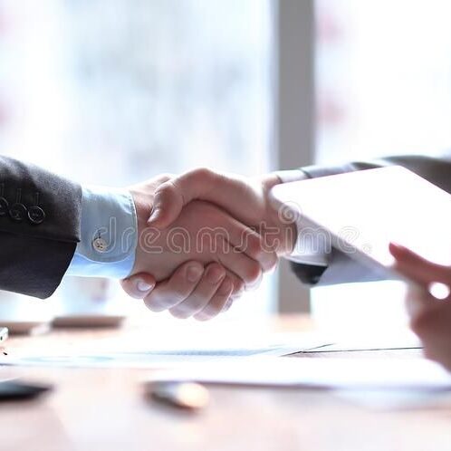 businessman-tablet-computer-background-handsh-close-up-handshake-business-partners-130381999.jpg_1670512741 businessman-tablet-computer-background-handsh-close-up-handshake-business-partners-130381999.jpg_1670512741